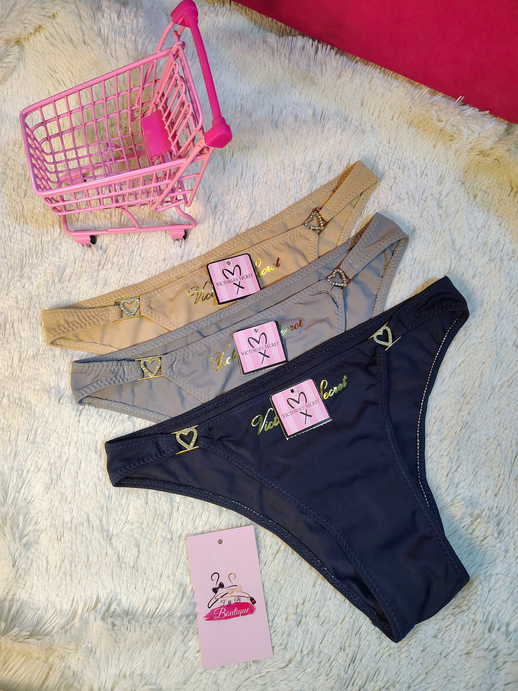 ✨💗Panty Victoria's Secret con dijes de corazón ✨💗