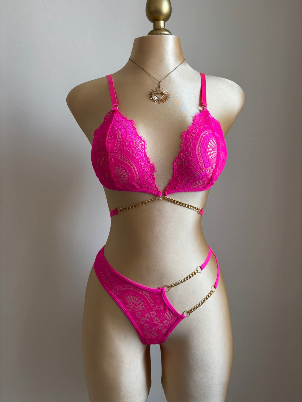 🌸 Lencería | Coordinado fucsia de encaje con cadenas🌸