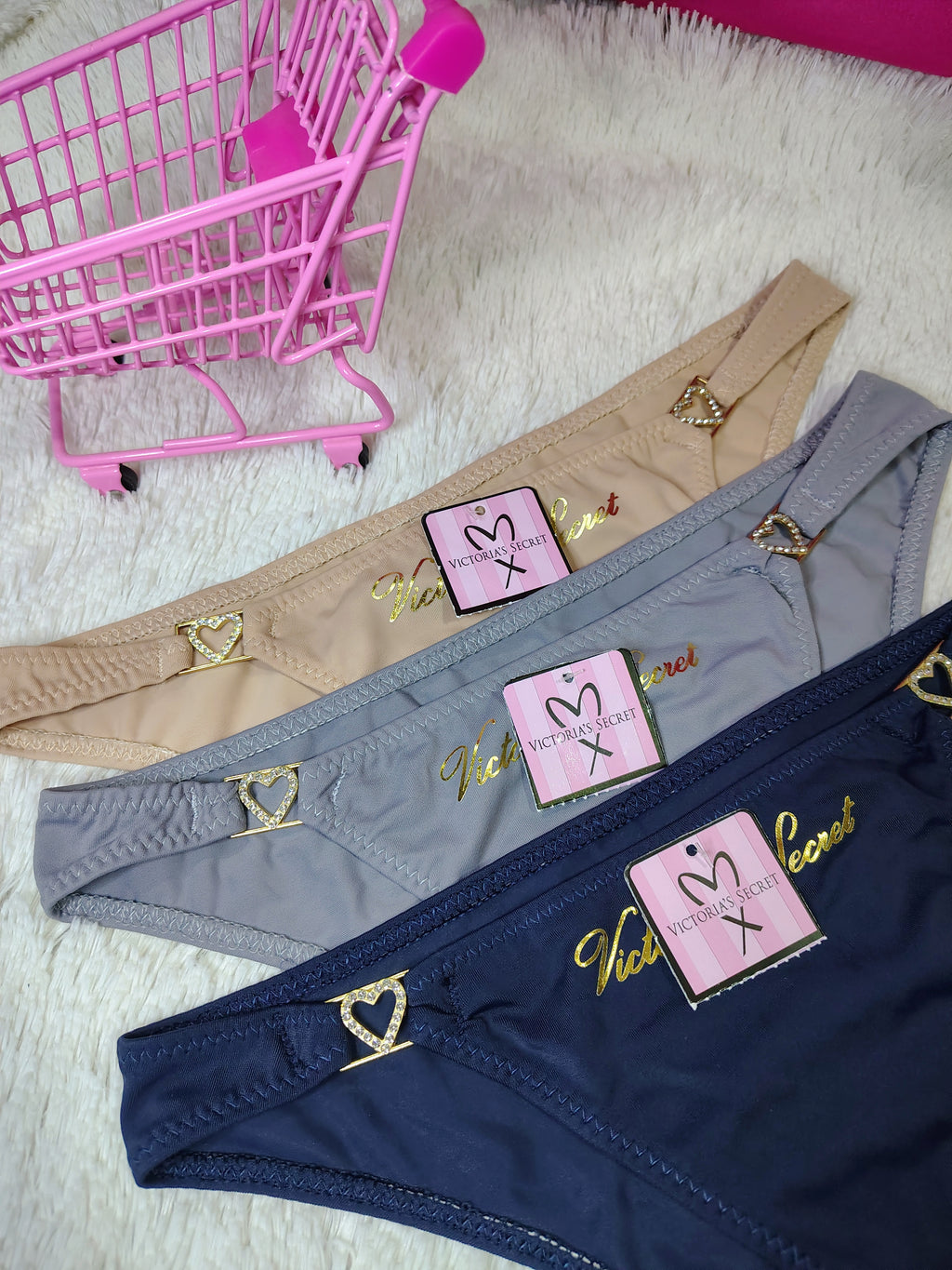 ✨💗Panty Victoria's Secret con dijes de corazón ✨💗