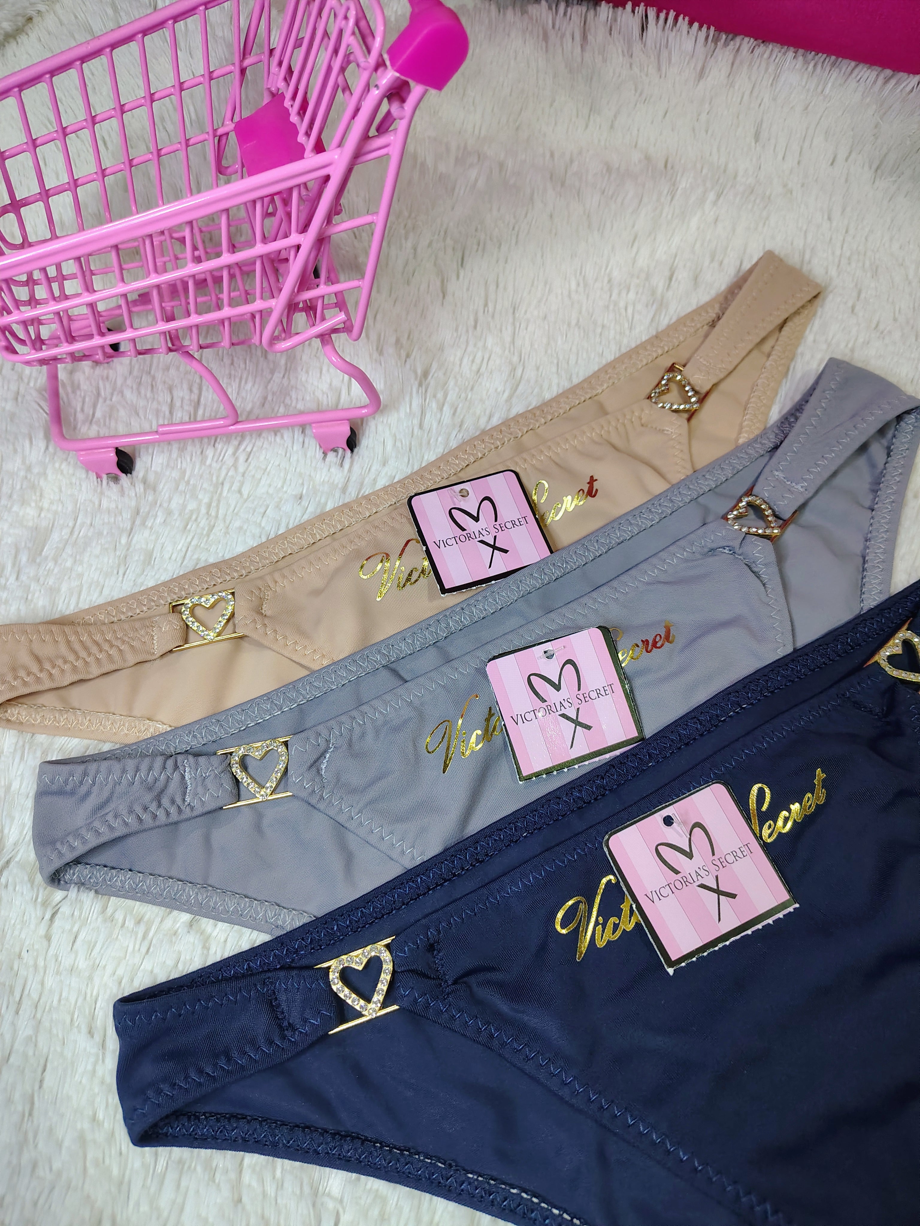 ✨💗Panty Victoria's Secret con dijes de corazón ✨💗