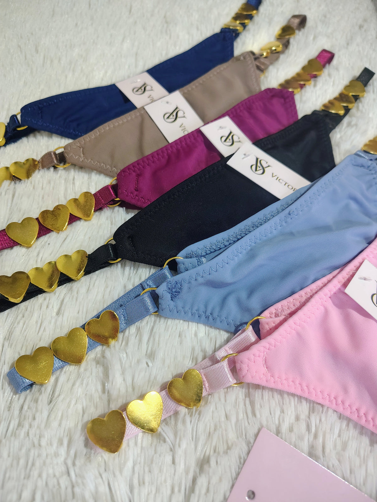 Tanga Victoria's Secret con dijes metálicos de corazones 🥰💎