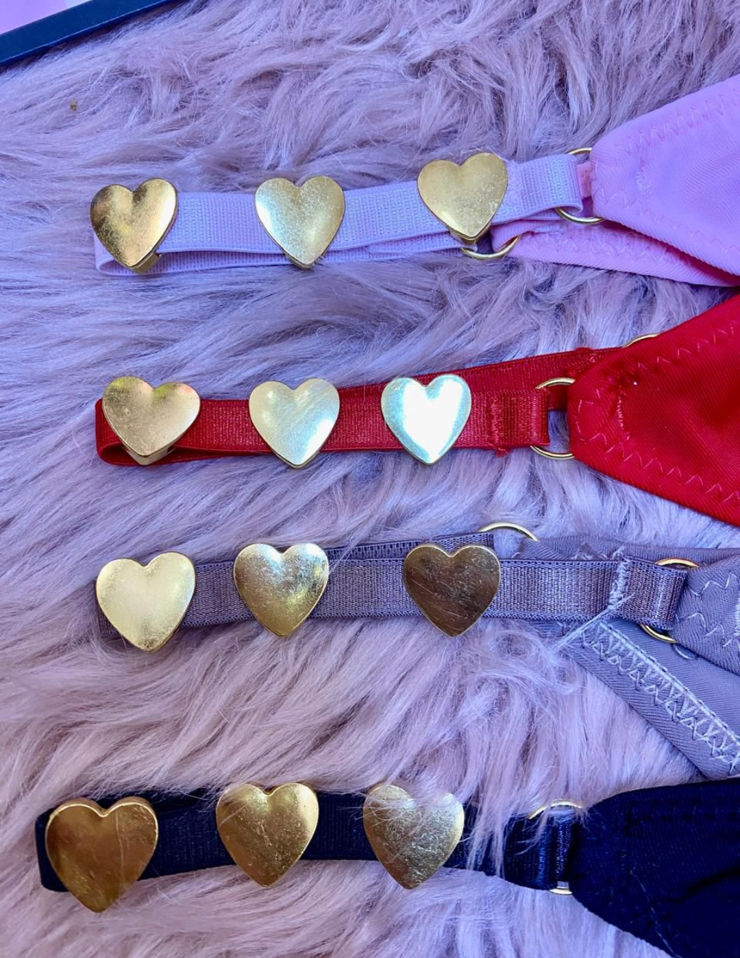 Tanga Victoria's Secret con dijes metálicos de corazones 🥰💎