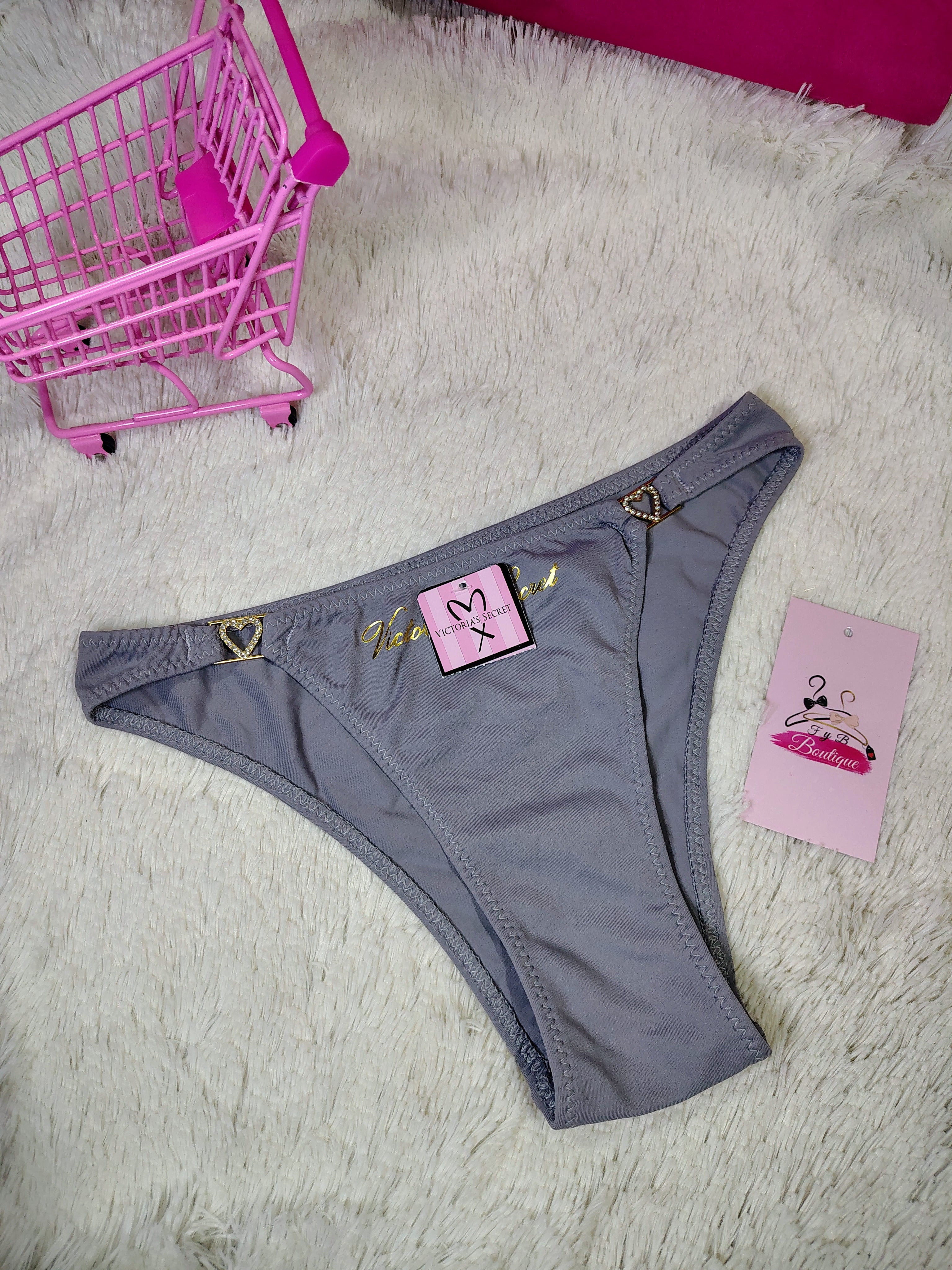 ✨💗Panty Victoria's Secret con dijes de corazón ✨💗
