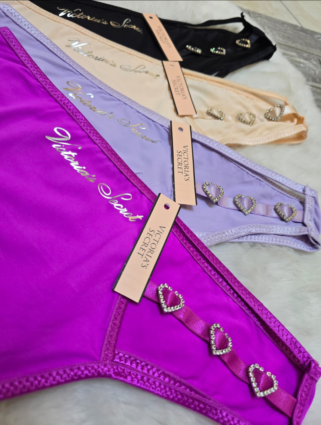 Tanga Victoria's Secret dijes de corazón c/cristales 💎✨