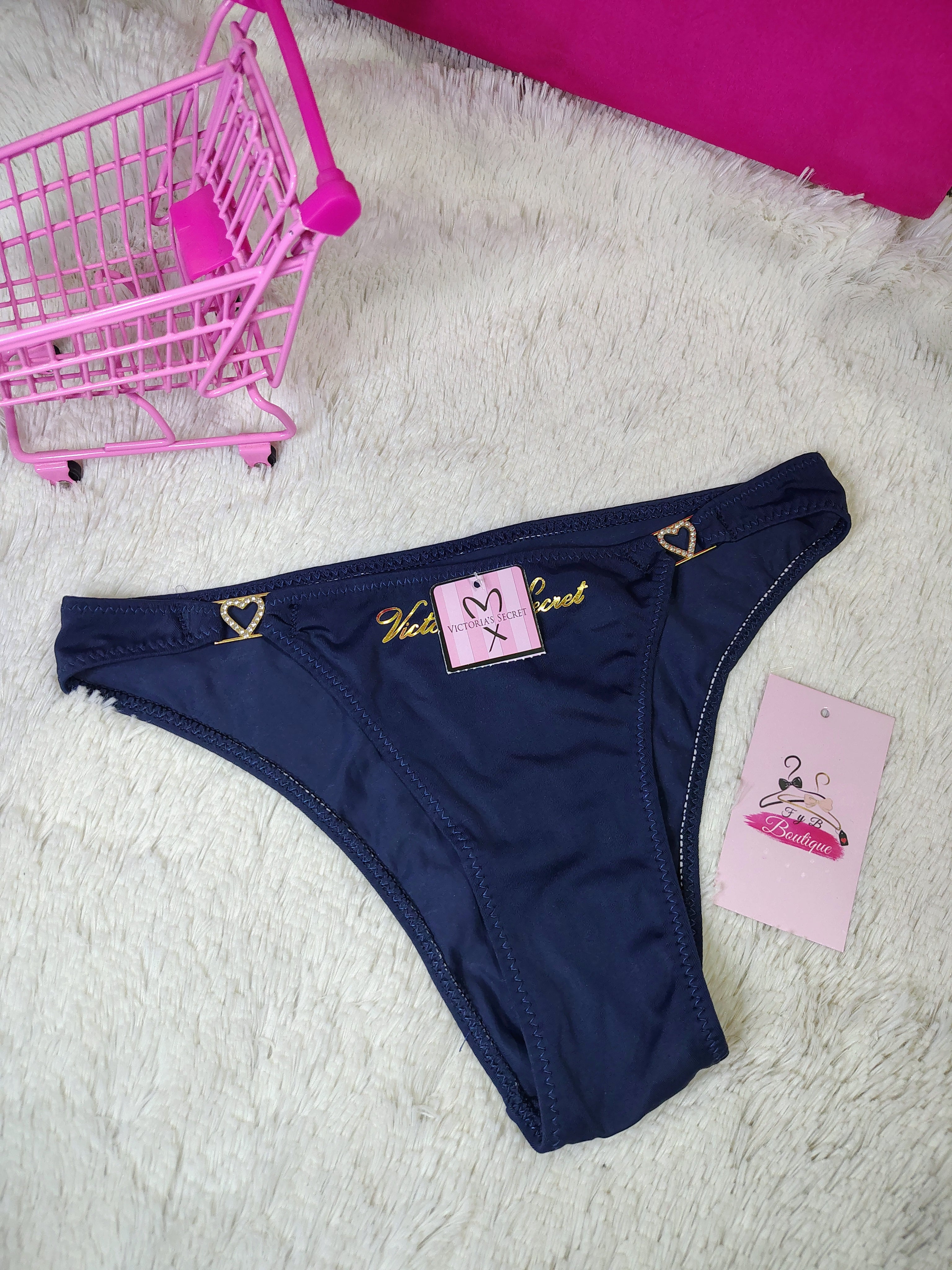 ✨💗Panty Victoria's Secret con dijes de corazón ✨💗